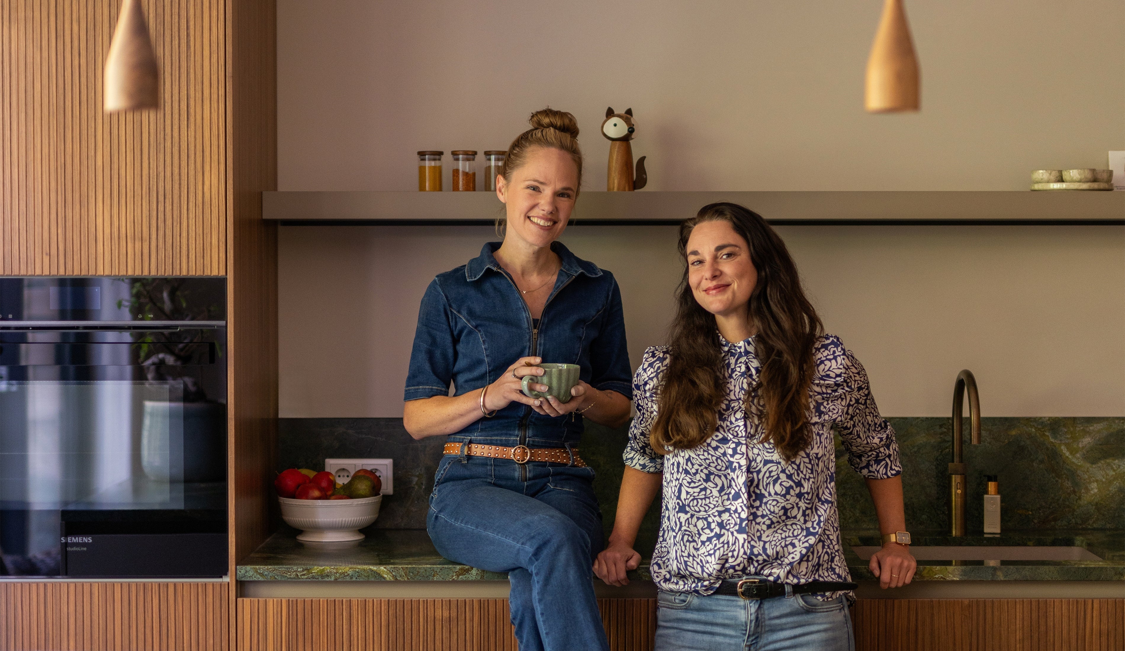 BINNENKIJKEN BIJ SCARLET EN JOYCE VAN IK VROUW VAN JOU: EEN HUIS VOL KLEUREN UIT DE NATUUR